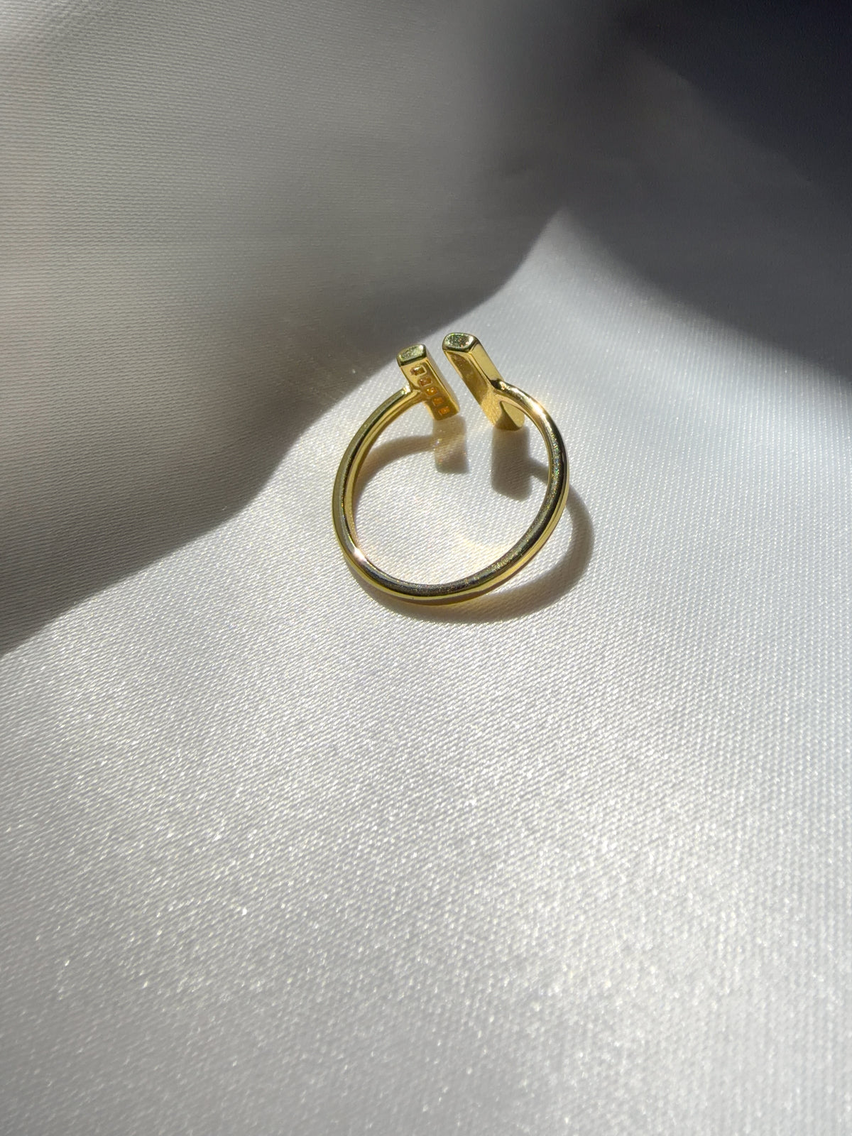 Élan Double Bar Zircon Ring