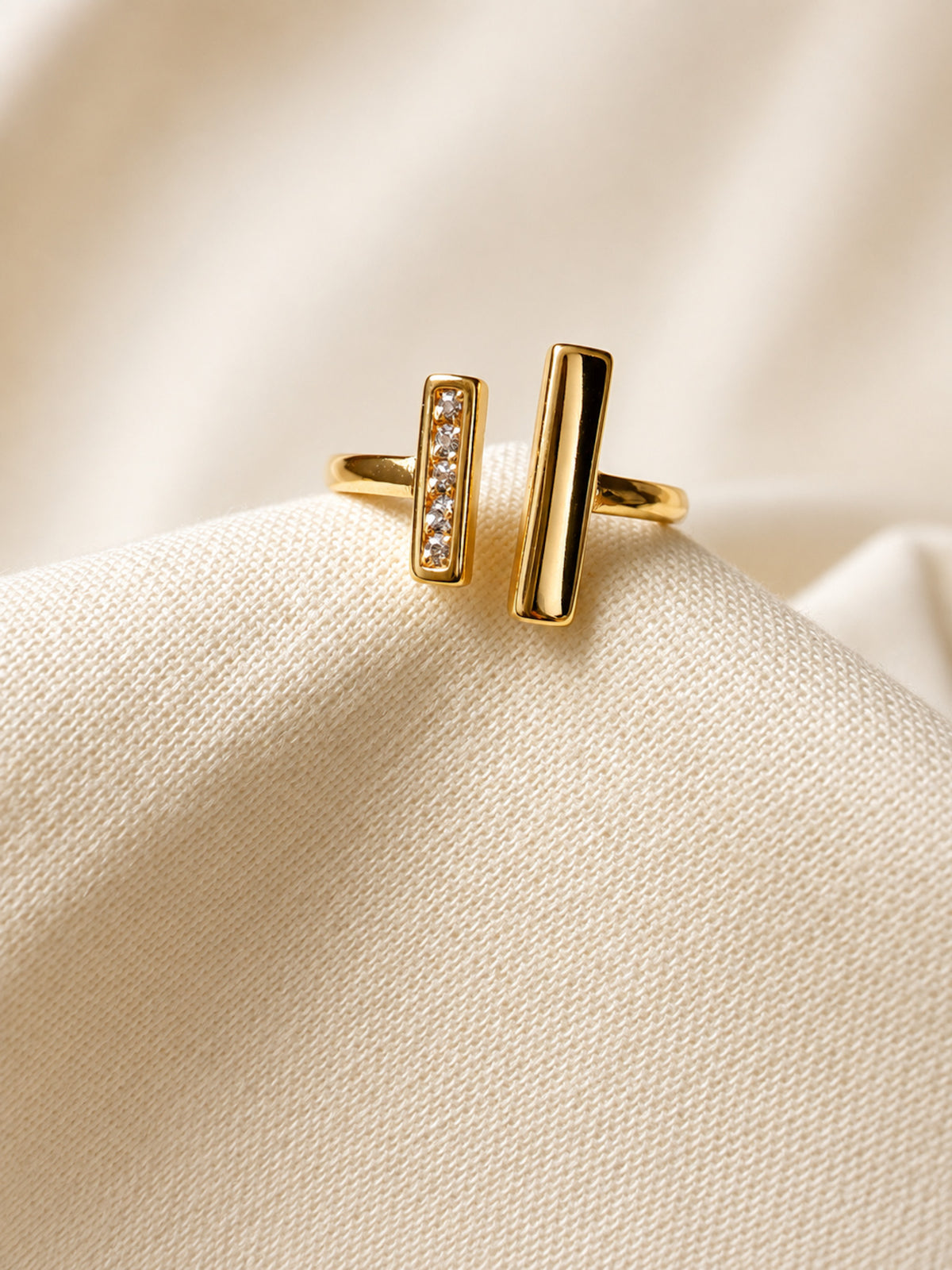 Élan Double Bar Zircon Ring