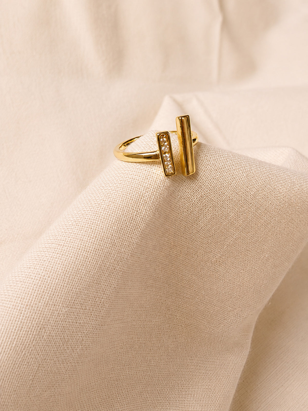 Élan Double Bar Zircon Ring